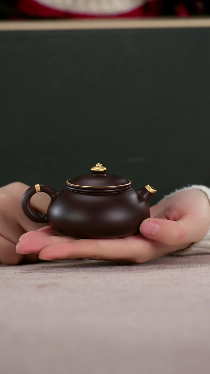 茶壶紫砂四号井茄皮紫泥描金小寒江130cc