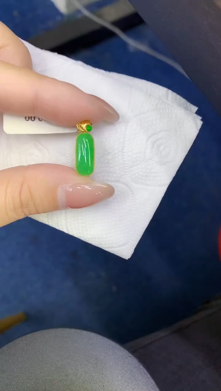 颈饰18K金镶嵌翡翠缅甸天然翡翠A货