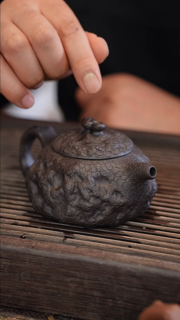 茶壶紫砂供春 黑金砂 260cc