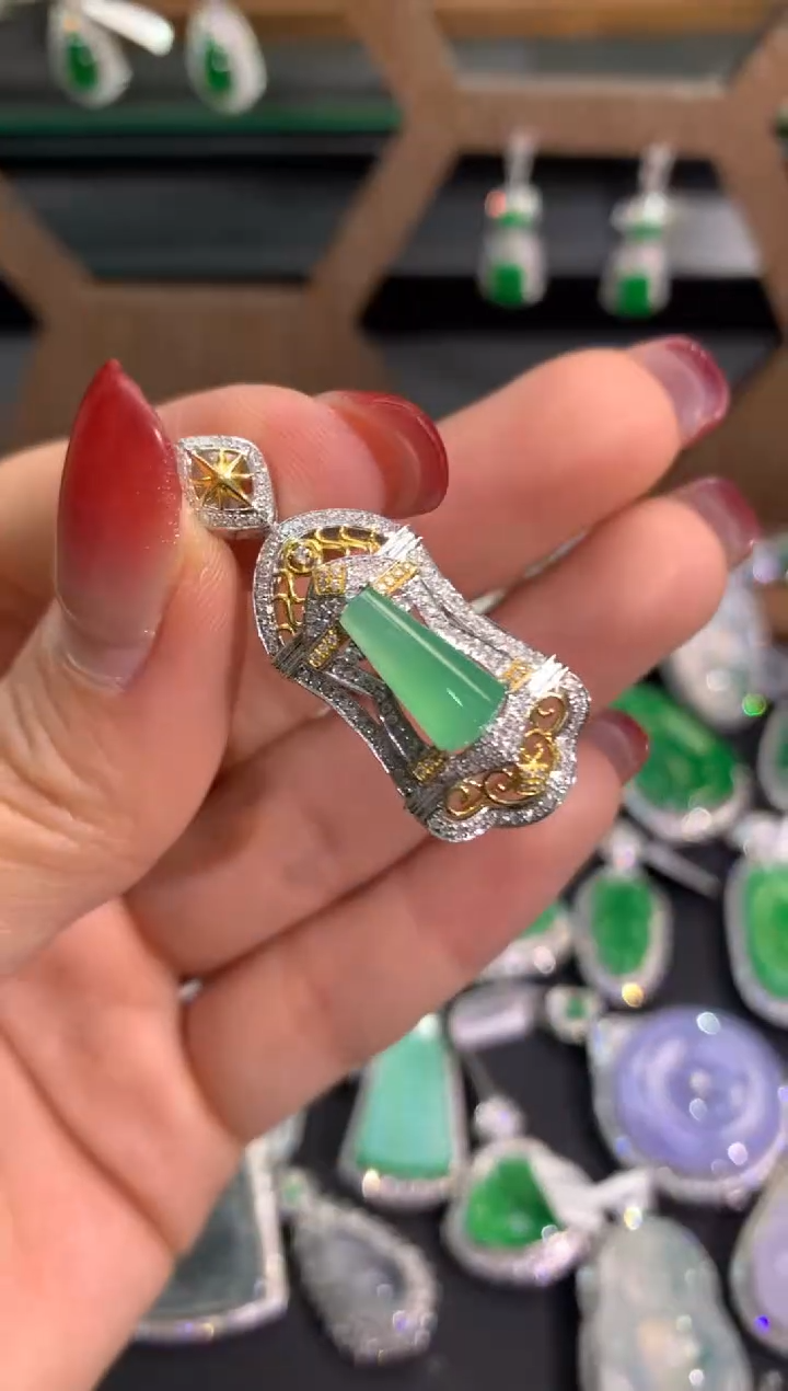 【闪购商品】翡翠吊坠(不含链)18K金镶嵌吊坠