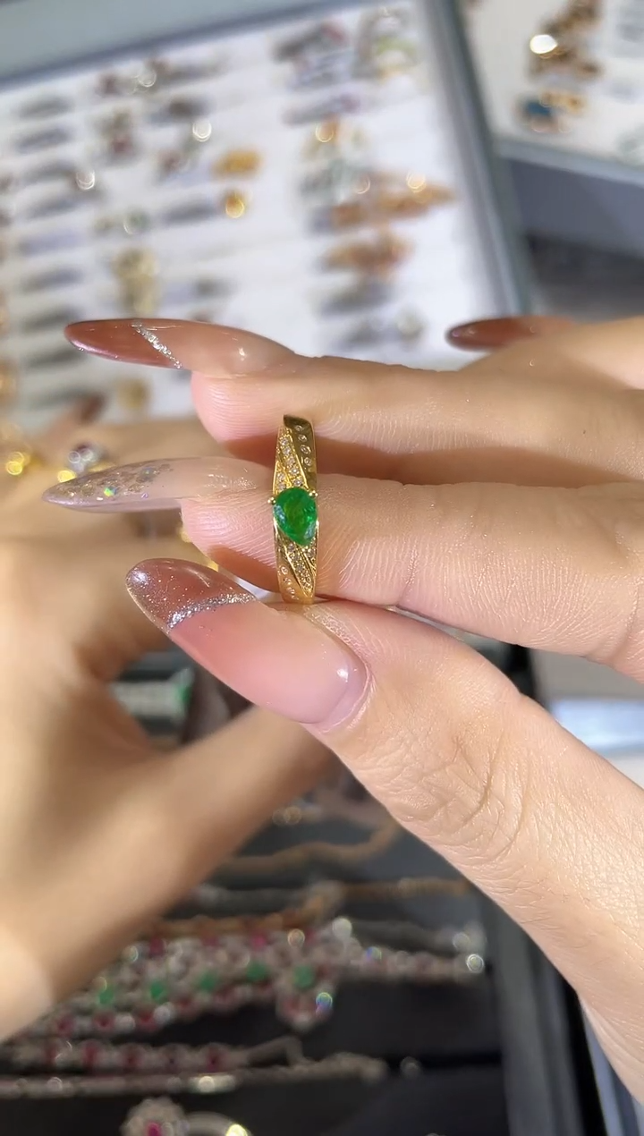 18K金镶嵌戒指祖母绿戒指