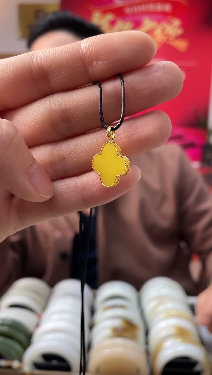 【闪购商品】和田玉颈饰18K金镶嵌高品四叶草吊坠发一件