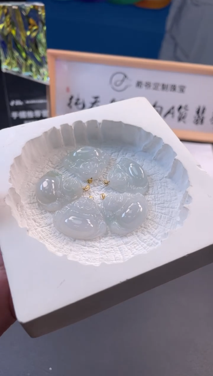 颈饰18K金镶嵌翡翠7佛公多样性发一