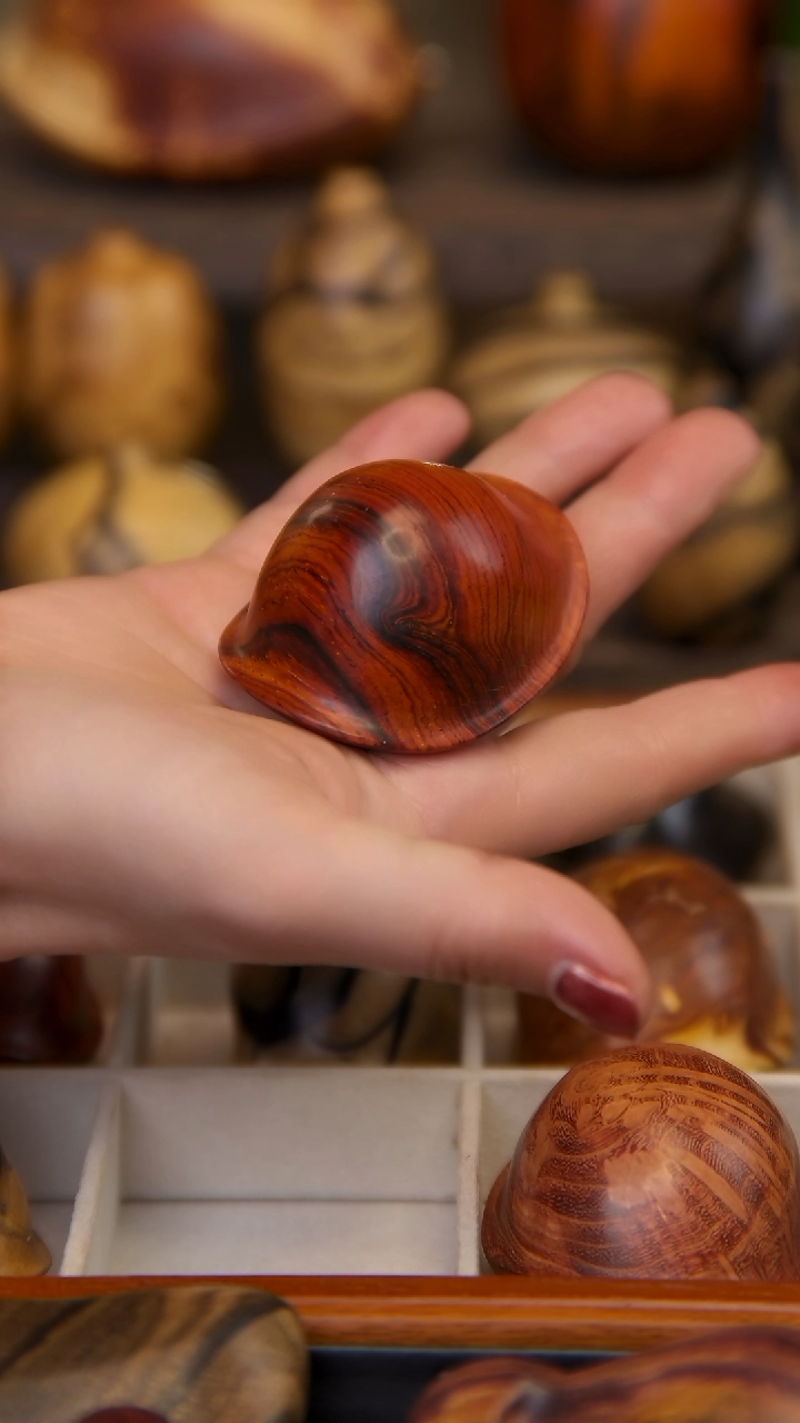 【闪购商品】木微凹黄檀富甲手把件