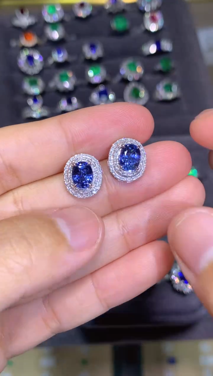 耳饰蓝宝石18K金镶嵌2.19CT