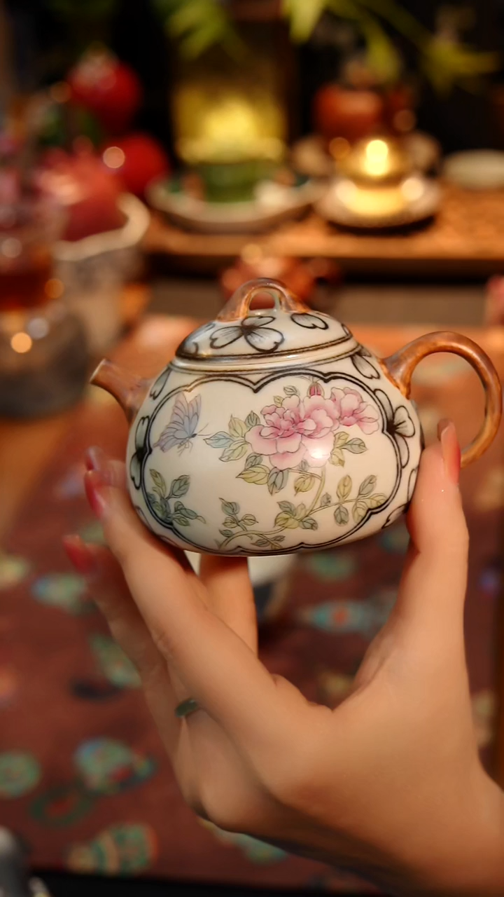 青花斗彩泡茶壶一个