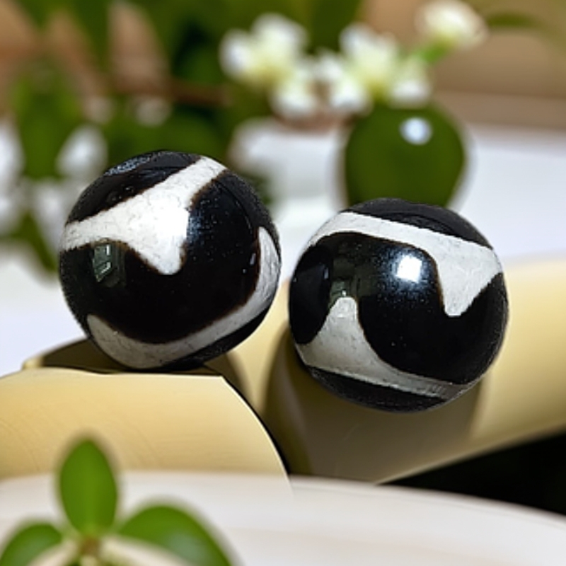 卡10mm黑白博古虎牙图腾配珠4颗（全品无暇）