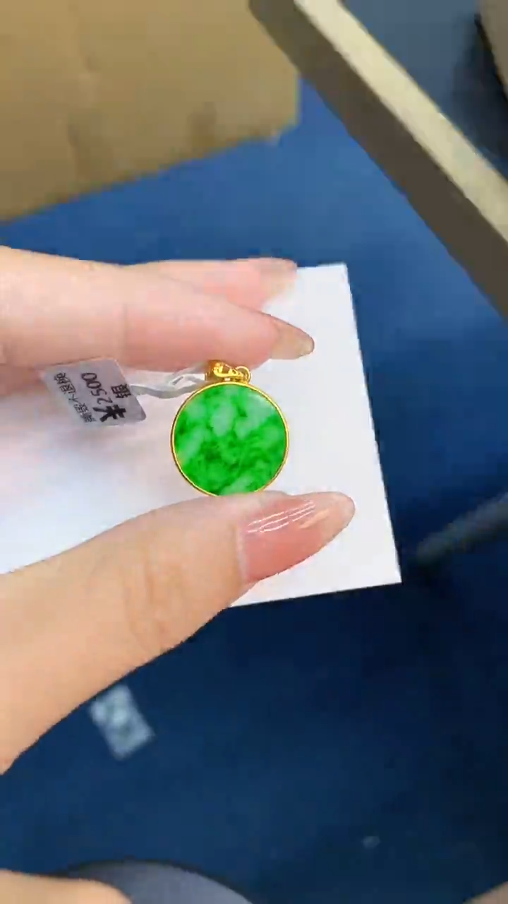 翡翠未镶嵌颈饰           1