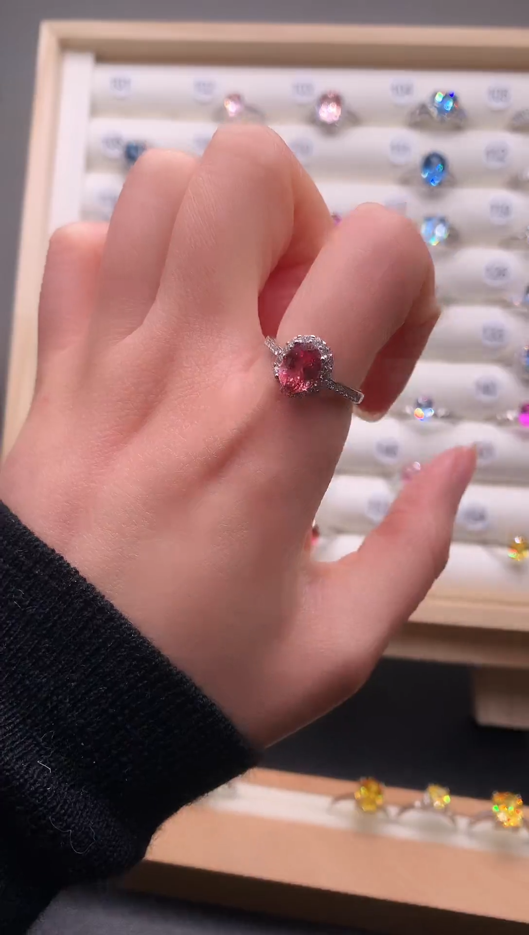 4蓝宝石（处理）帕帕拉恰火莲花戒指