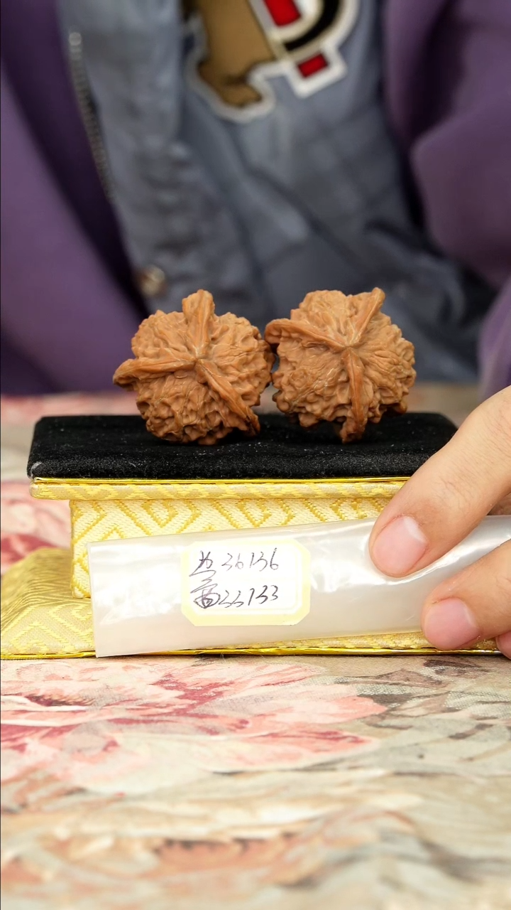 【闪购商品】文玩核桃把件盘山三棱