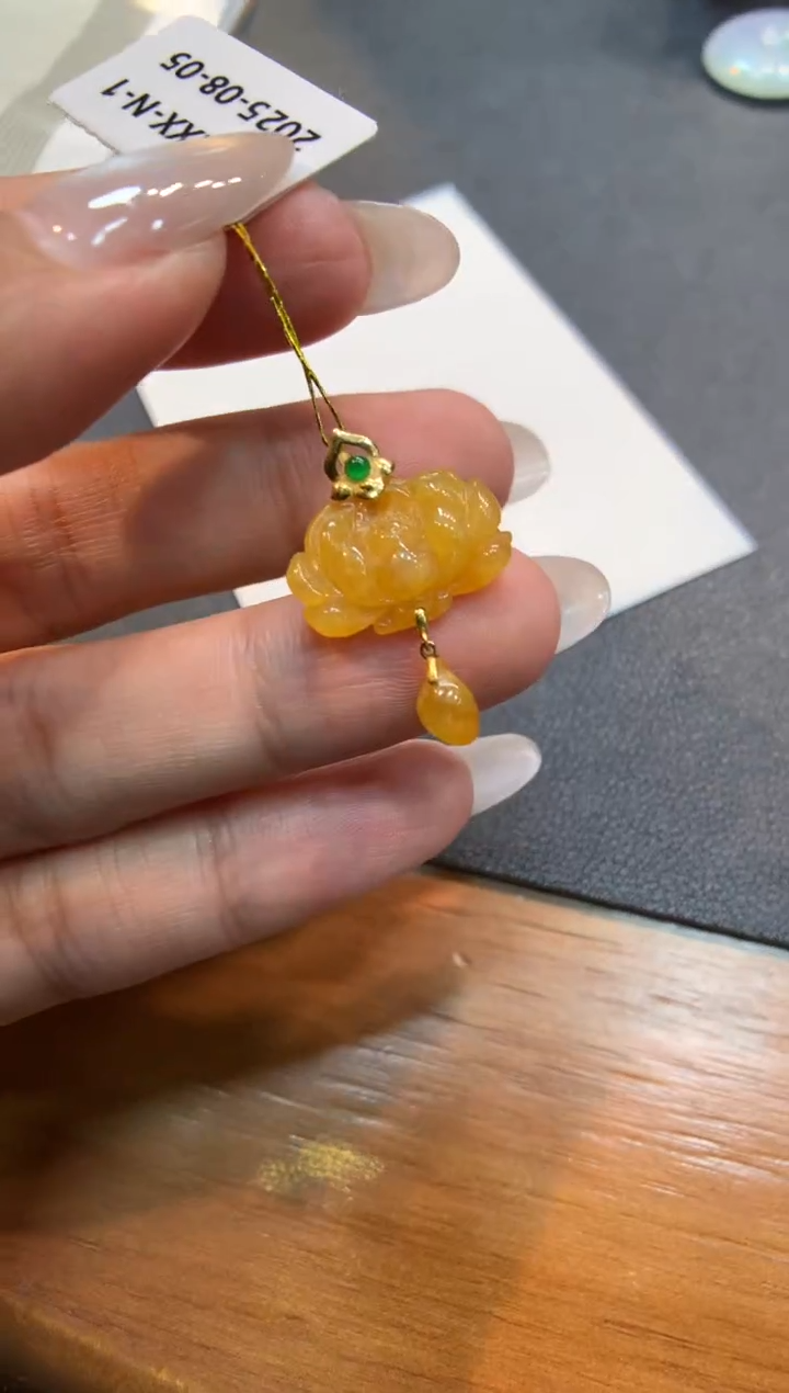 翡翠18K金镶嵌颈饰莲花