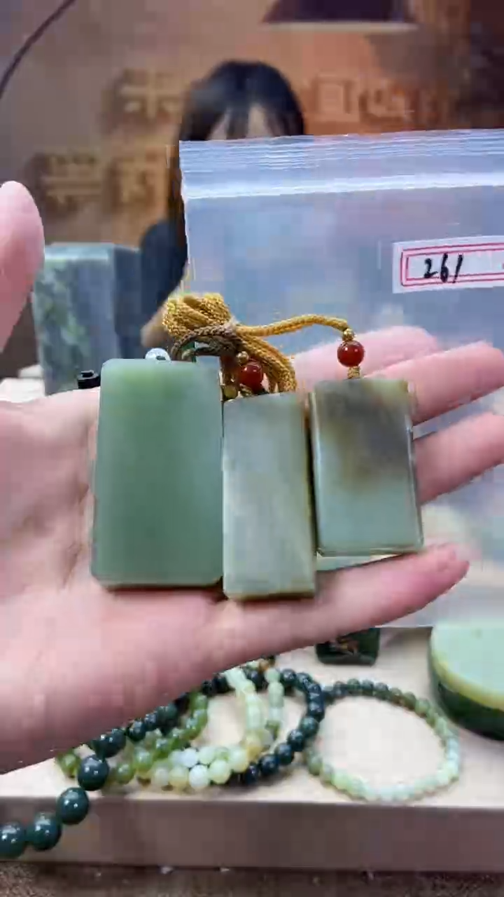 和田玉未镶嵌吊坠(不含链)1