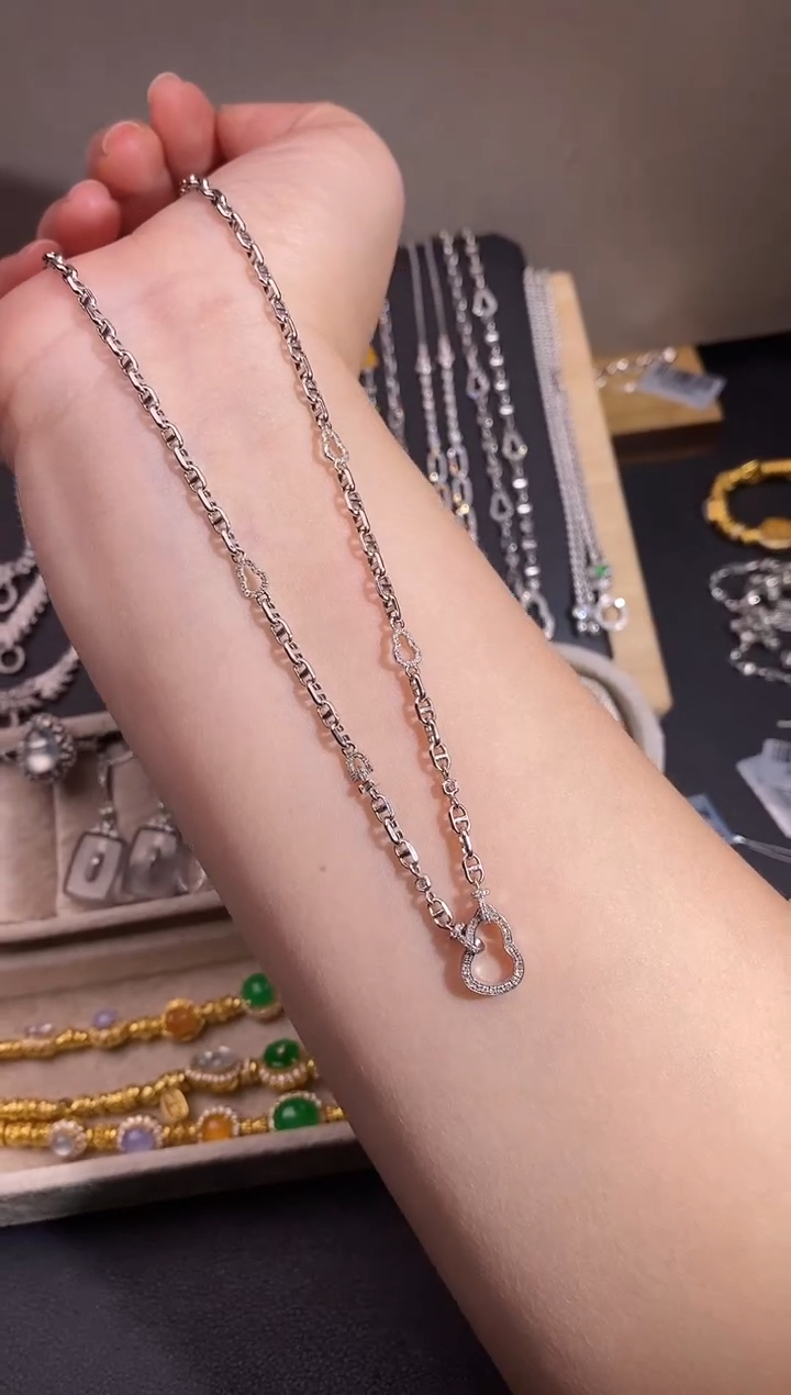 颈饰18K金镶嵌钻石项链