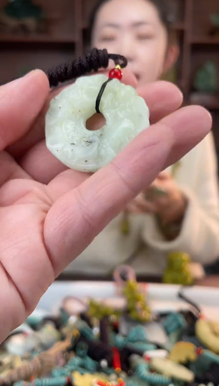 未镶嵌蛇纹石玉颈饰`