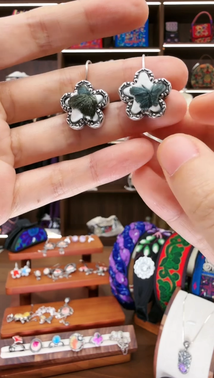 织绣18蚩梦苗族古绣