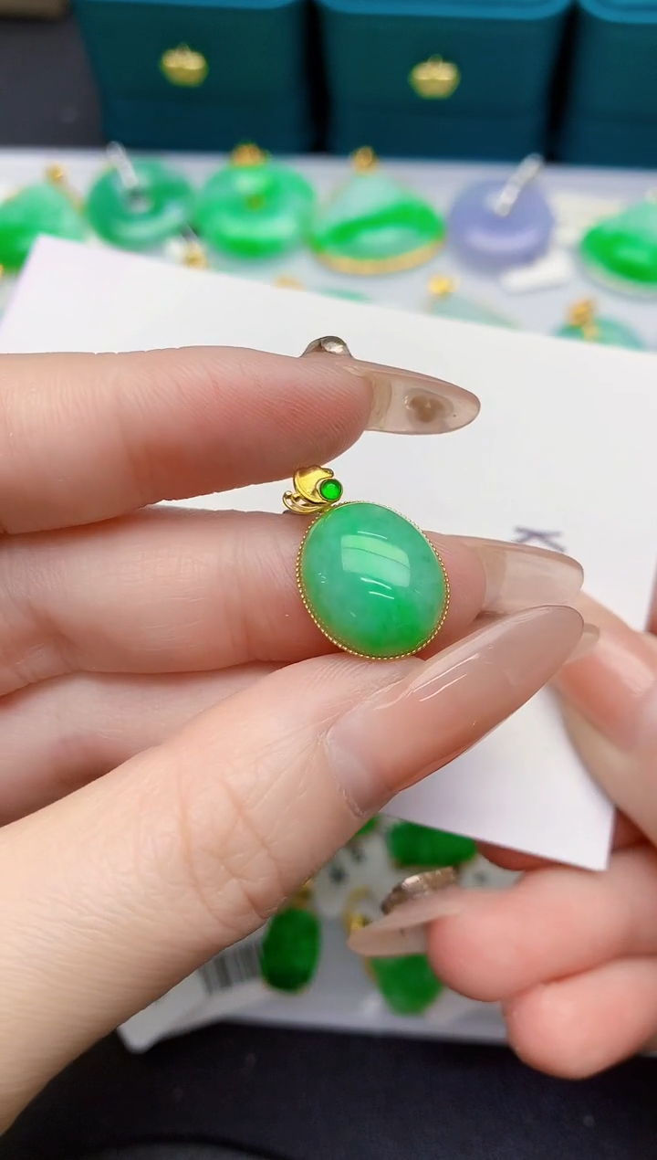 颈饰18K金镶嵌翡翠缅甸天然翡翠A货