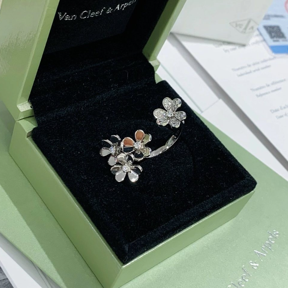 99新 梵克雅宝 小花6欢 Frivole指间戒指 繁花 四朵花瓣 半钻 54