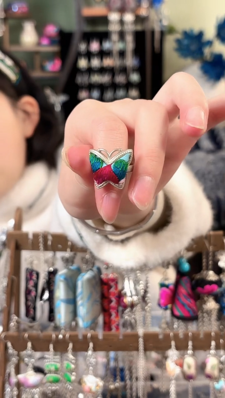 彩云南阁非遗老绣饰品007