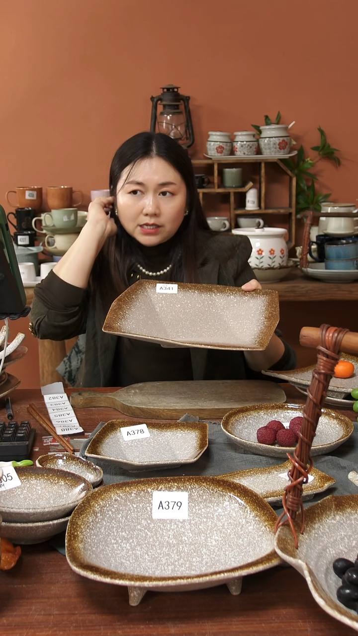 陶瓷A341一个陶瓷粗陶线条方深盘可能微瑕