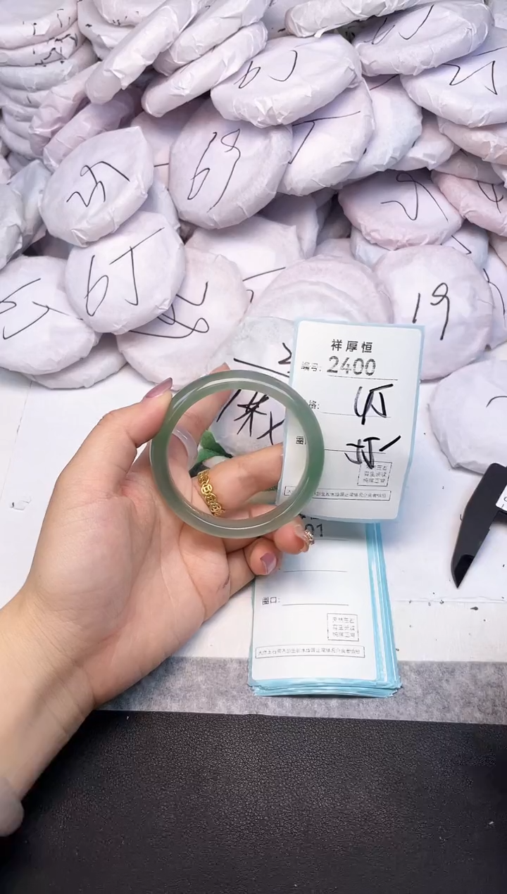 玛瑙/玉髓手镯未镶嵌2400