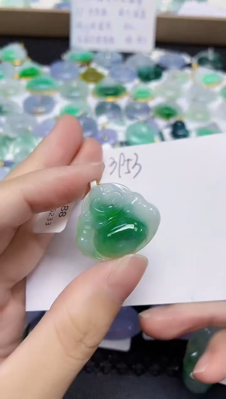 翡翠18K金镶嵌颈饰天然缅甸翡翠A货