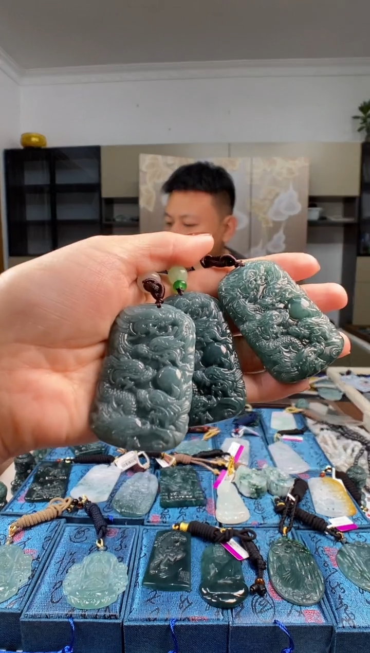 颈饰未镶嵌翡翠  多样性发其一