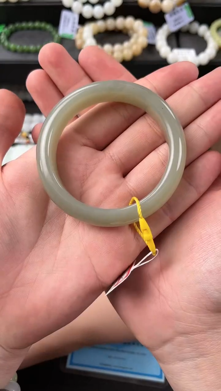 【闪购商品】和田玉手镯未镶嵌且末青白手镯卡56.3微色差