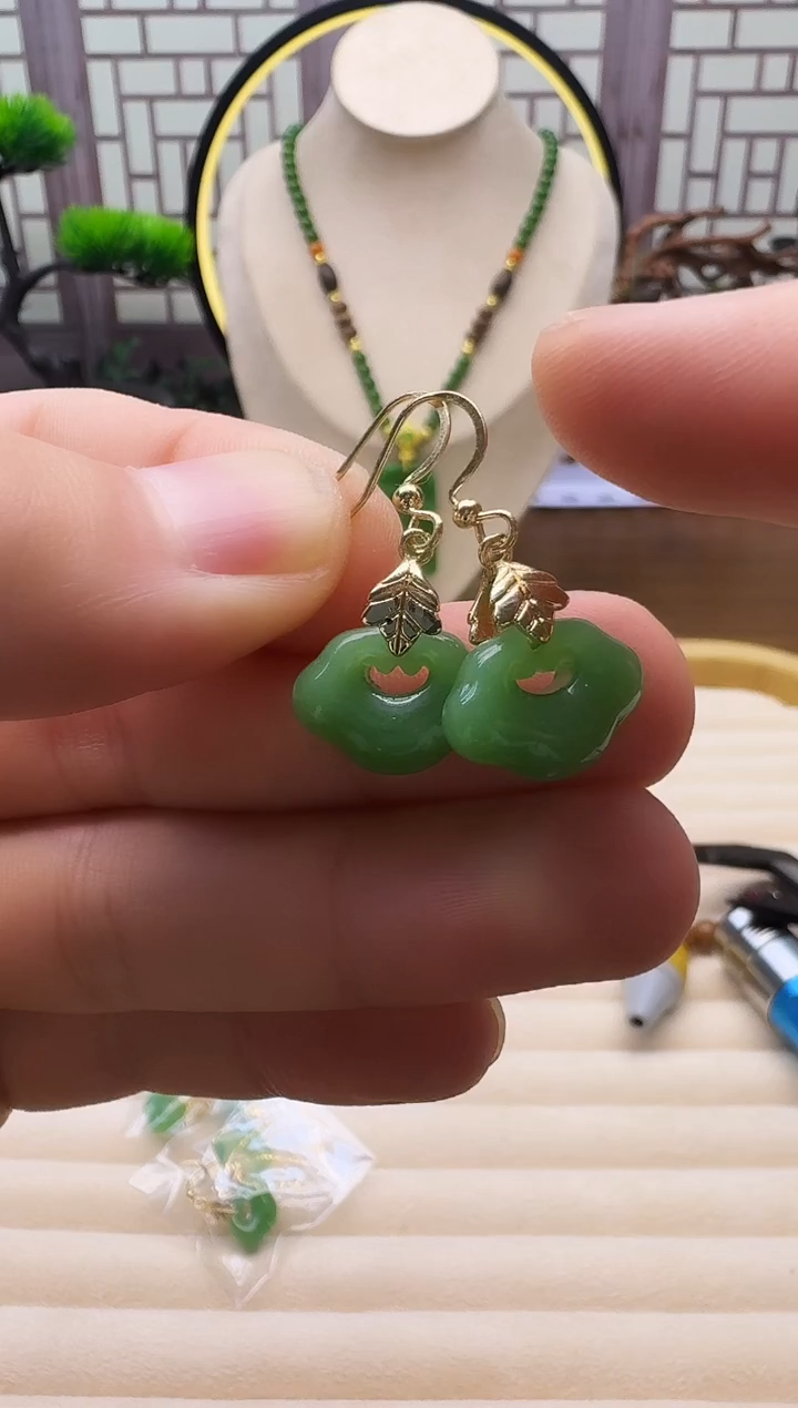 14K金镶嵌和田玉耳饰E179     