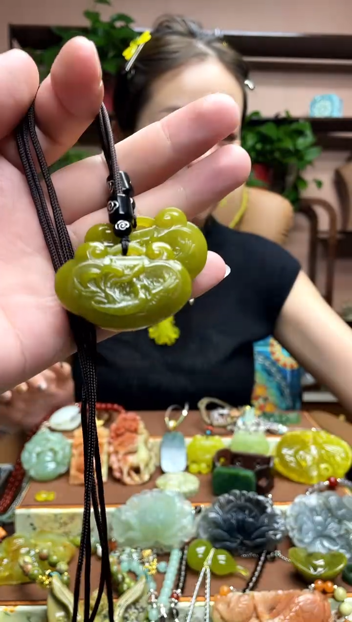 未镶嵌岫玉吊坠多样性发货发其中之一