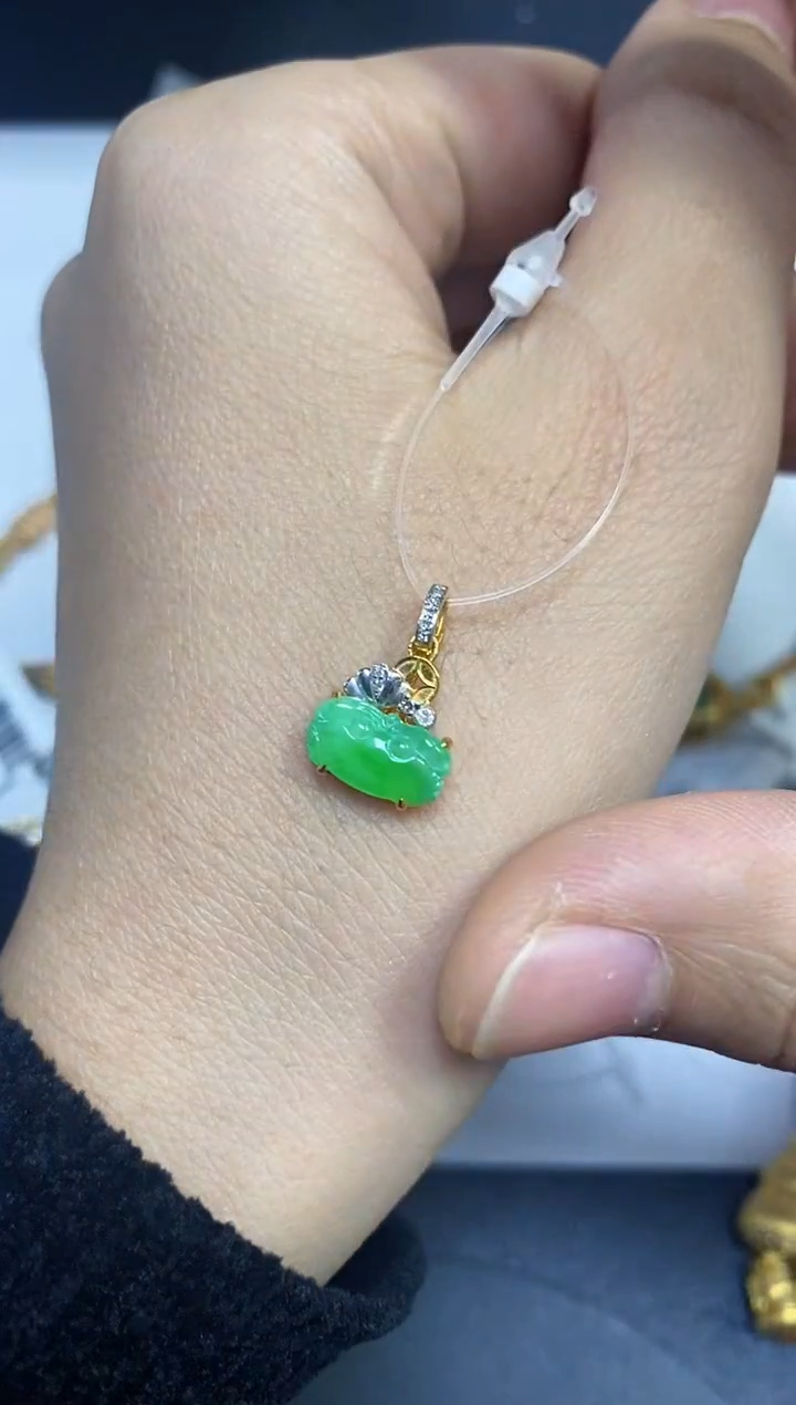 颈饰18K金镶嵌翡翠颈饰 18K金镶嵌 翡翠