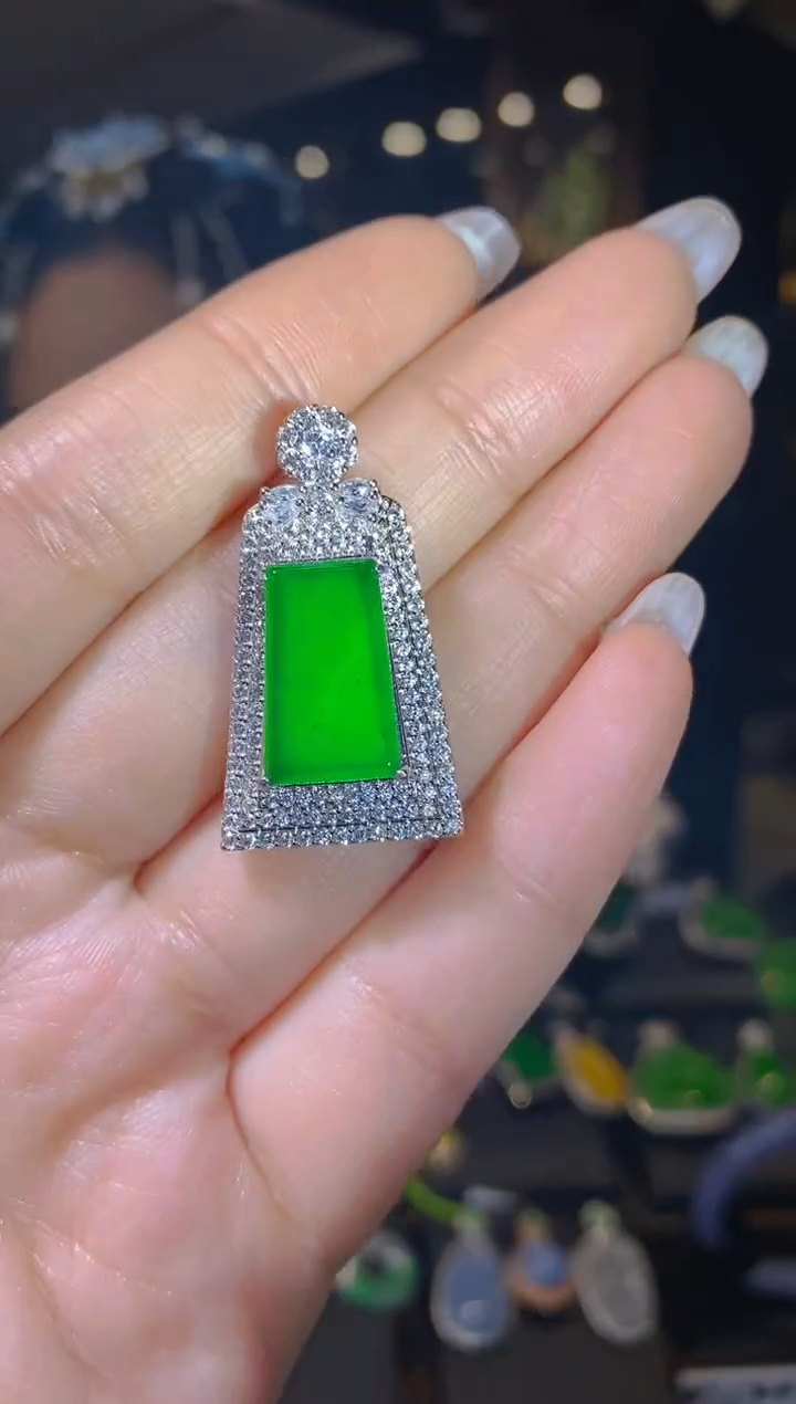 【闪购商品】翡翠吊坠(赠链)未镶嵌033    （多样性发货）