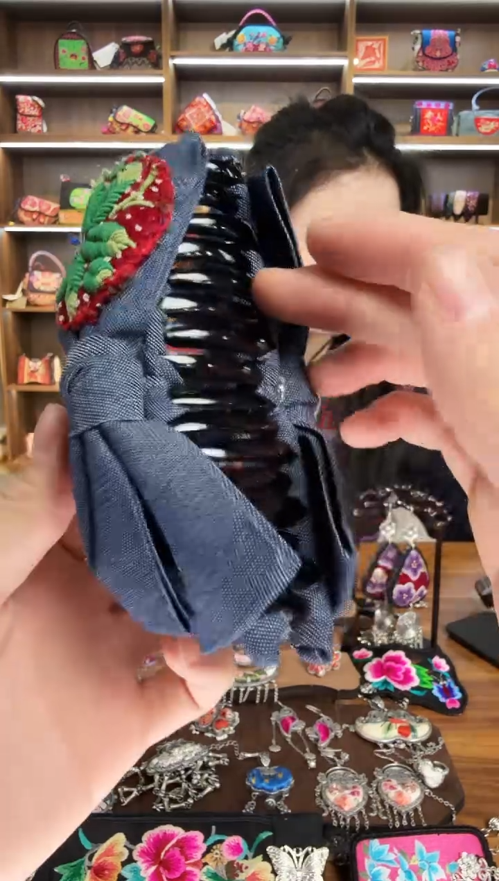 【闪购商品】织绣A13蒙阿苏苗绣传承