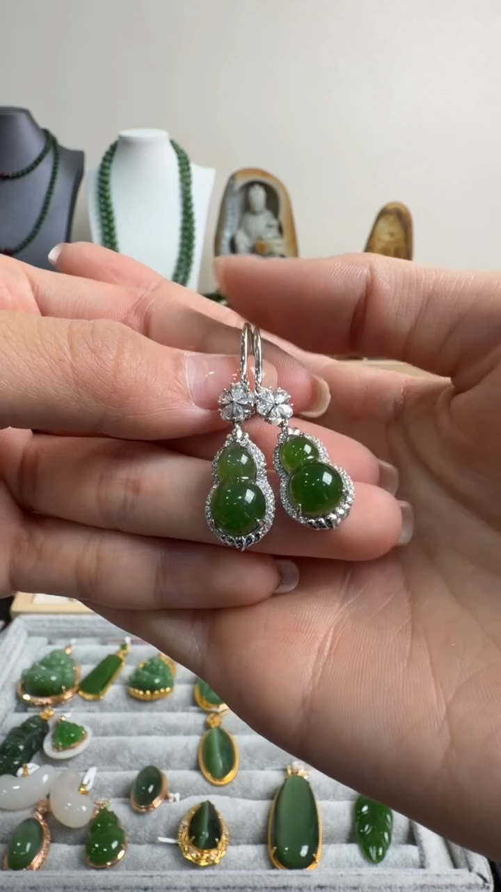 颈饰未镶嵌和田玉耳饰一对