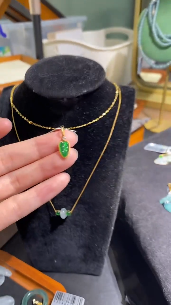 翡翠18K金镶嵌颈饰吊坠