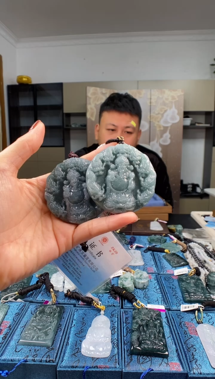 颈饰未镶嵌翡翠   多样性发其一