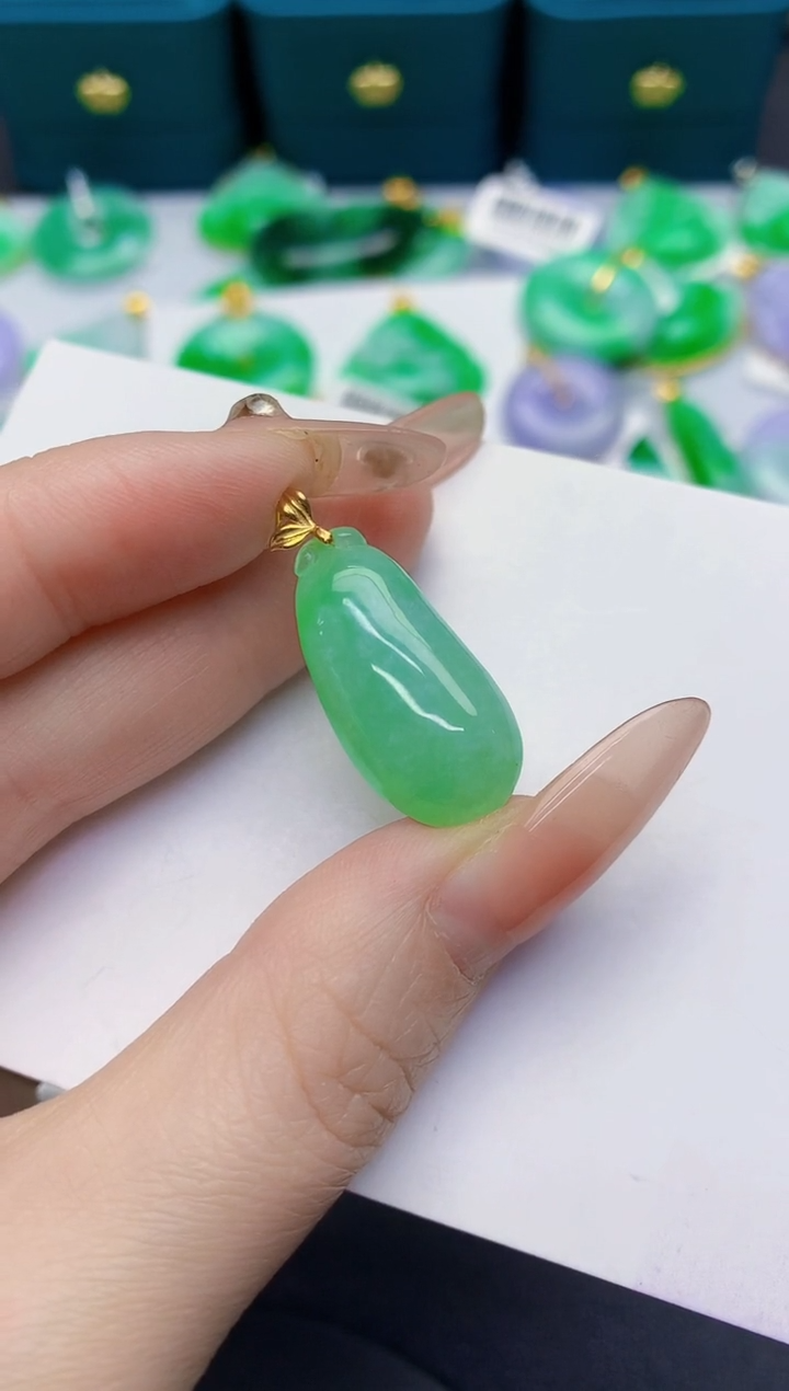 颈饰18K金镶嵌翡翠缅甸天然翡翠A货