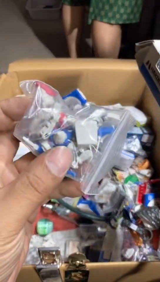 8新中古商品，瑕疵品，不保好坏。966