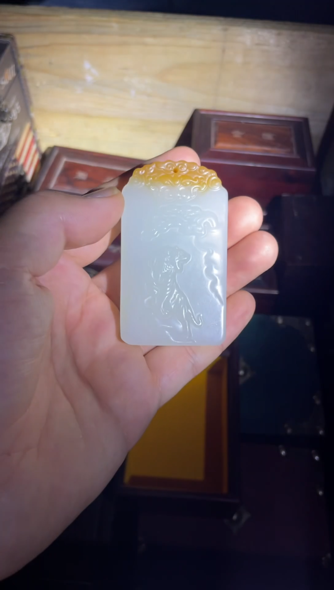 和田玉未镶嵌颈饰俏色上山虎双面工1件