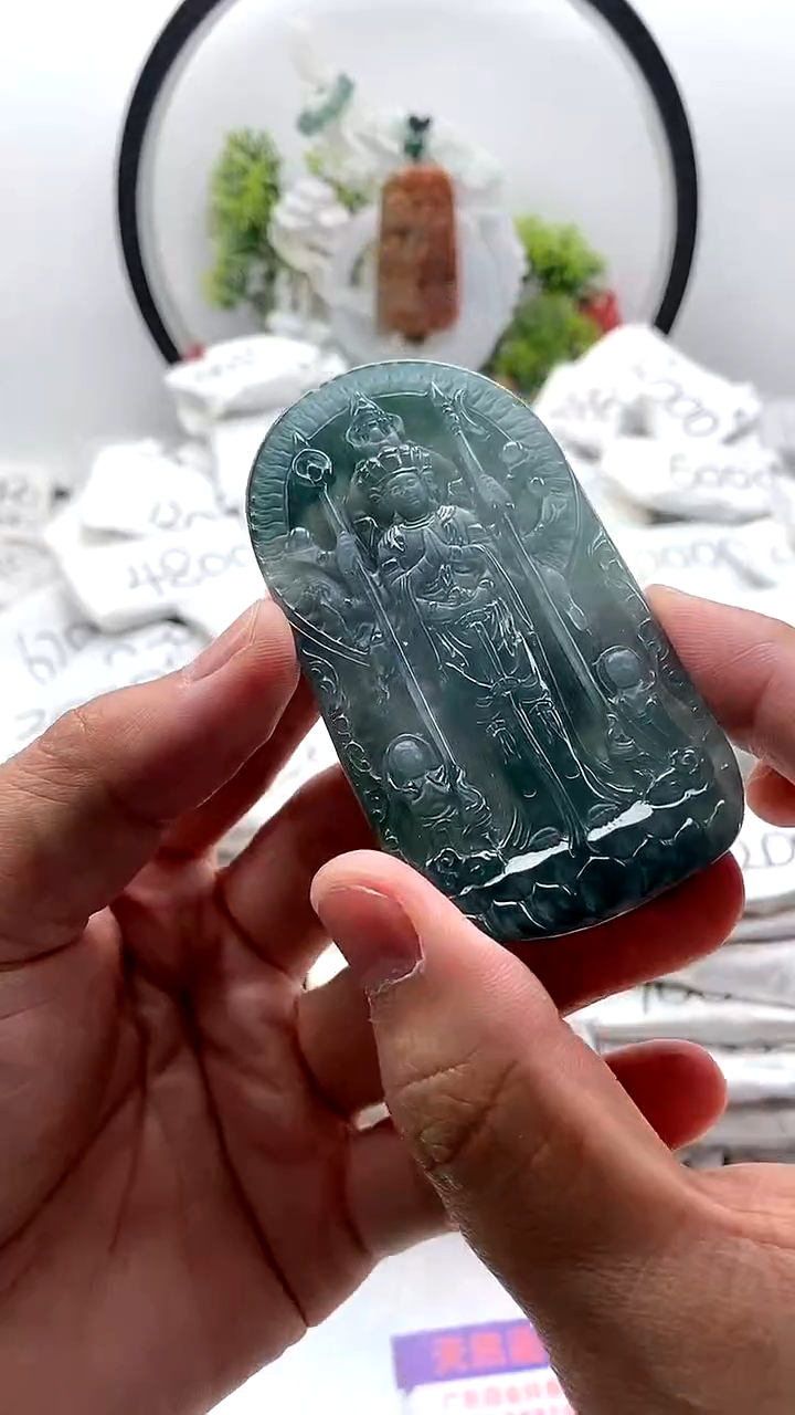 翡翠未镶嵌颈饰千手观音