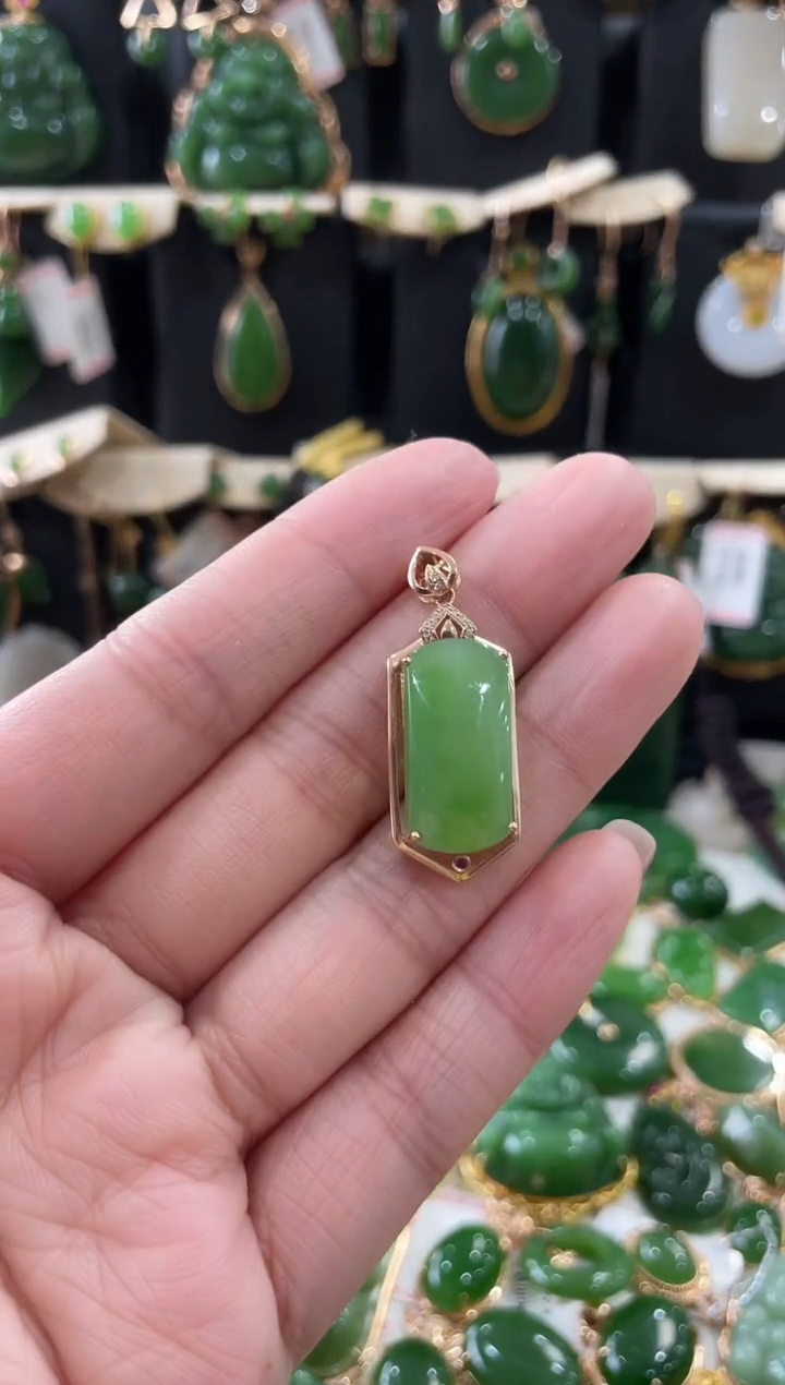 颈饰18K金镶嵌和田玉（碧玉）苹果绿无事牌