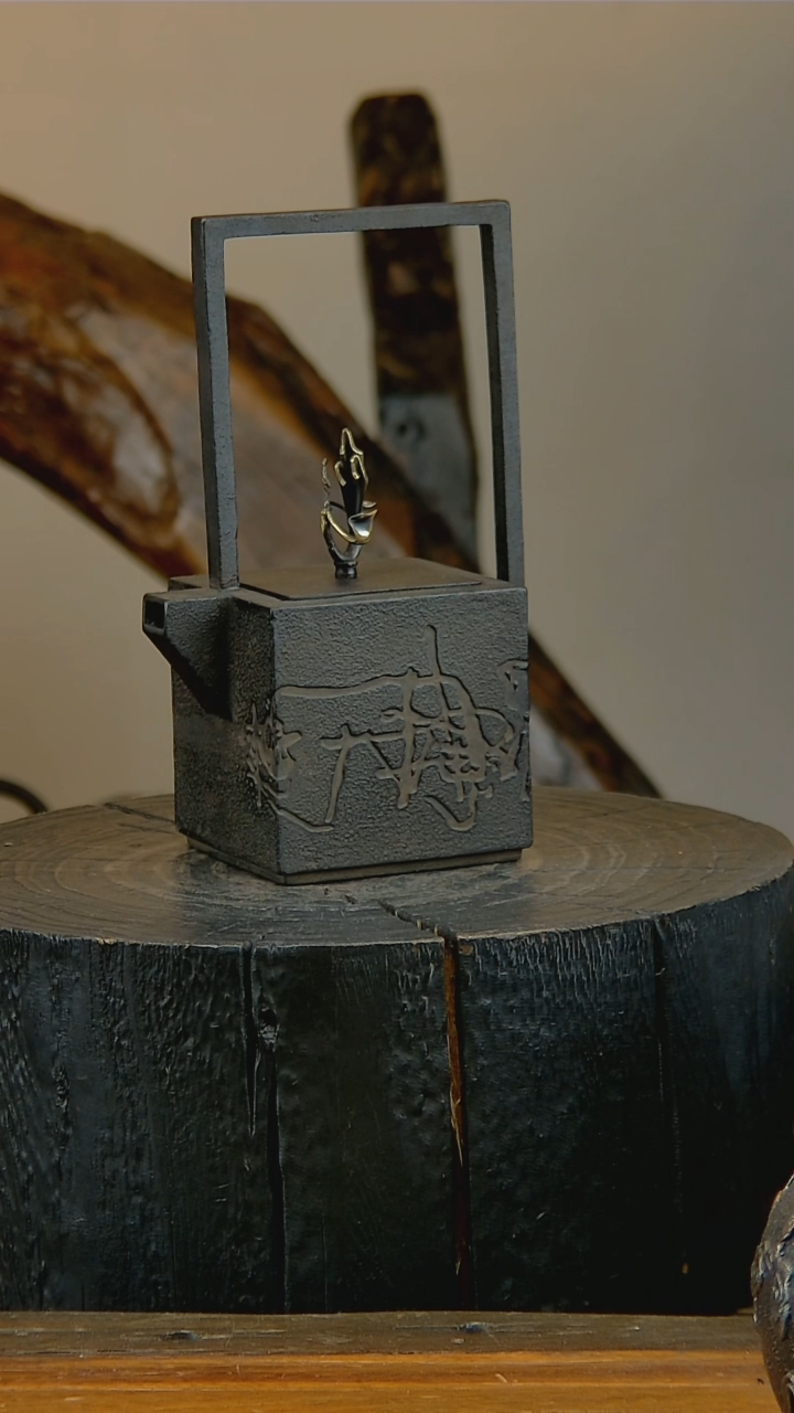 别看我人不正经。壶，正儿八经！