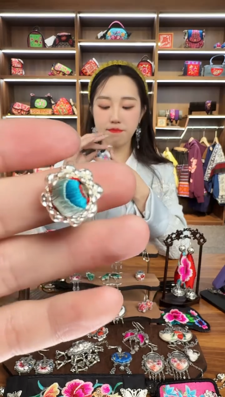 【闪购商品】织绣136蒙阿苏苗绣传承