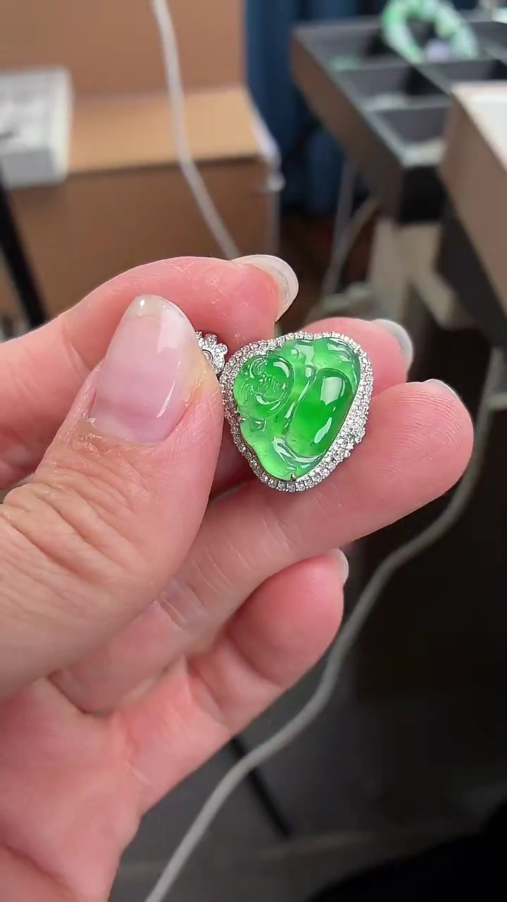 颈饰18K金镶嵌翡翠佛公