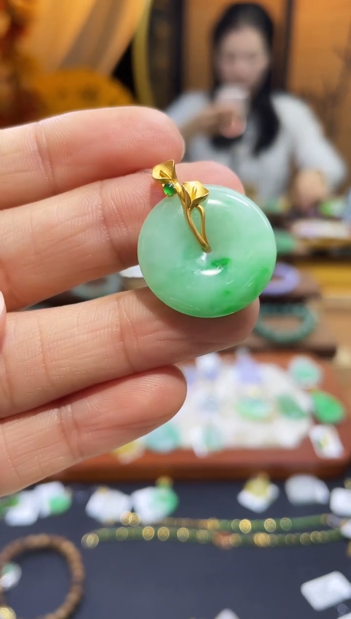 颈饰18K金镶嵌翡翠平安扣