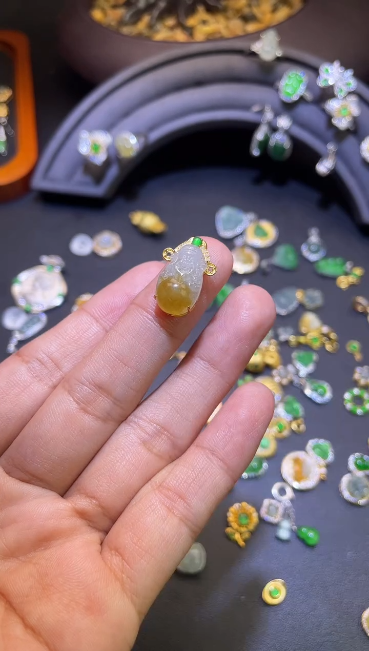 吊坠(不含链)18K金镶嵌翡翠公**醺1