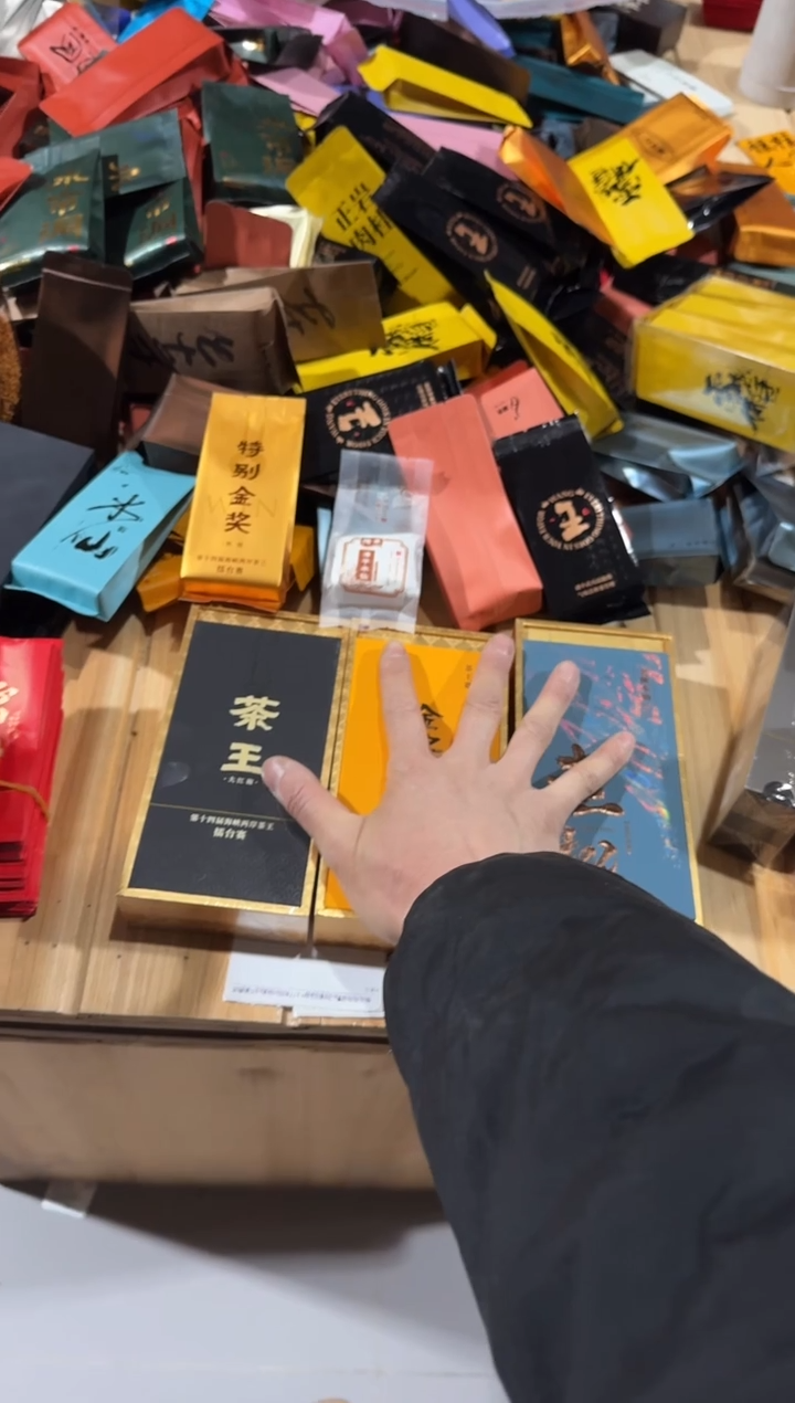 桌上一堆·······