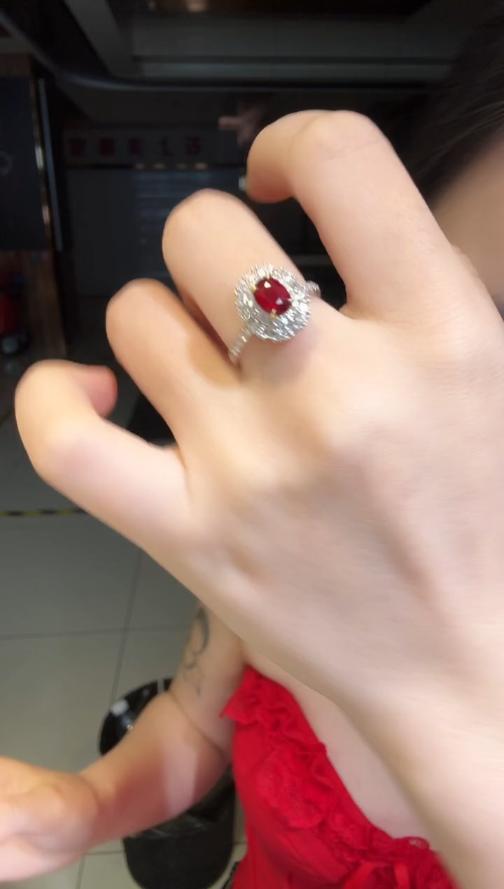 18K金镶嵌戒指红宝石1.00ct