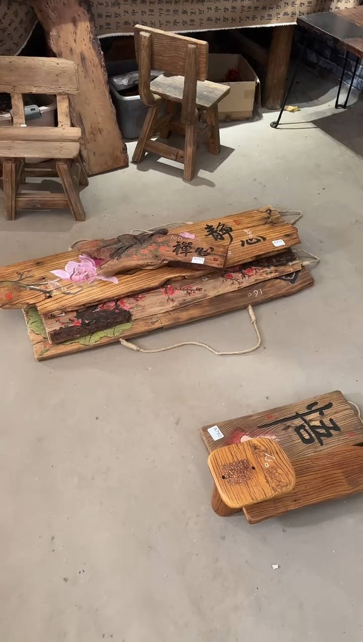 霞****具风化老门板丙烯画