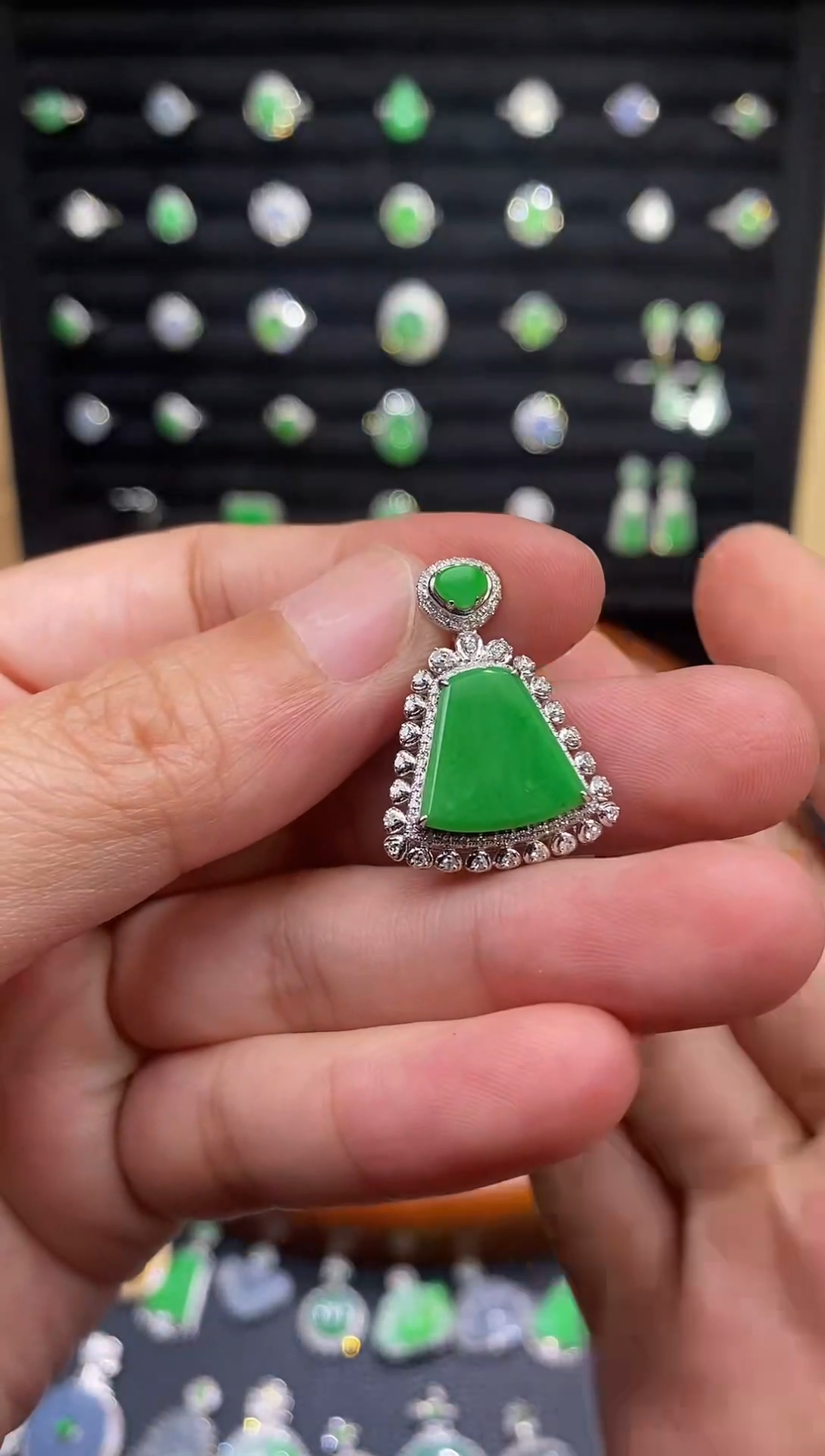 翡翠18K金镶嵌吊坠(不含链)冰种阳绿无事牌