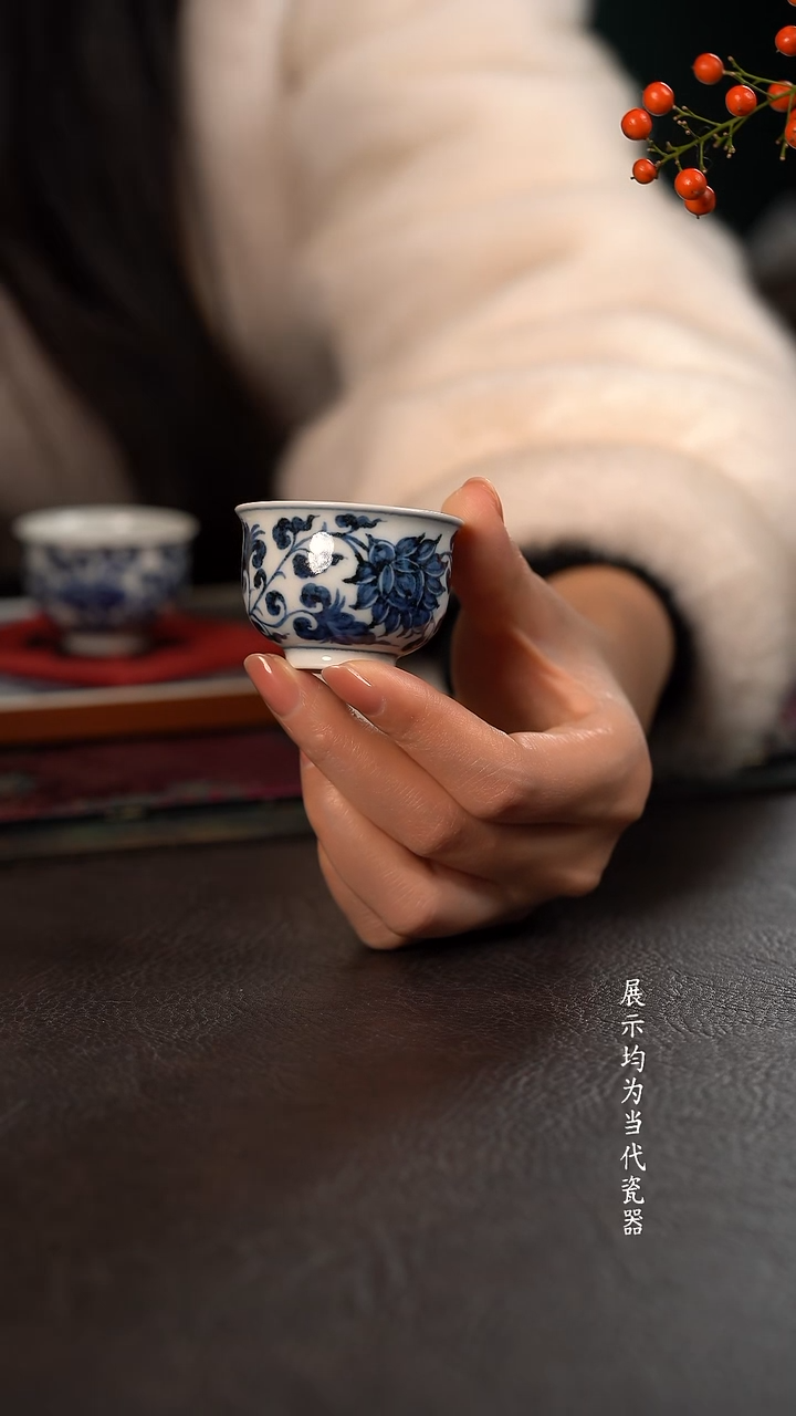 研山琢器青花缠枝莲小炉式杯